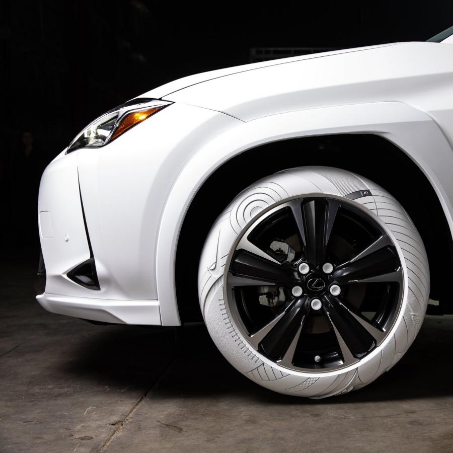 Детали экстерьера Lexus UX John Elliott x Nike AF1 2019 года  (фото 5 из 10)